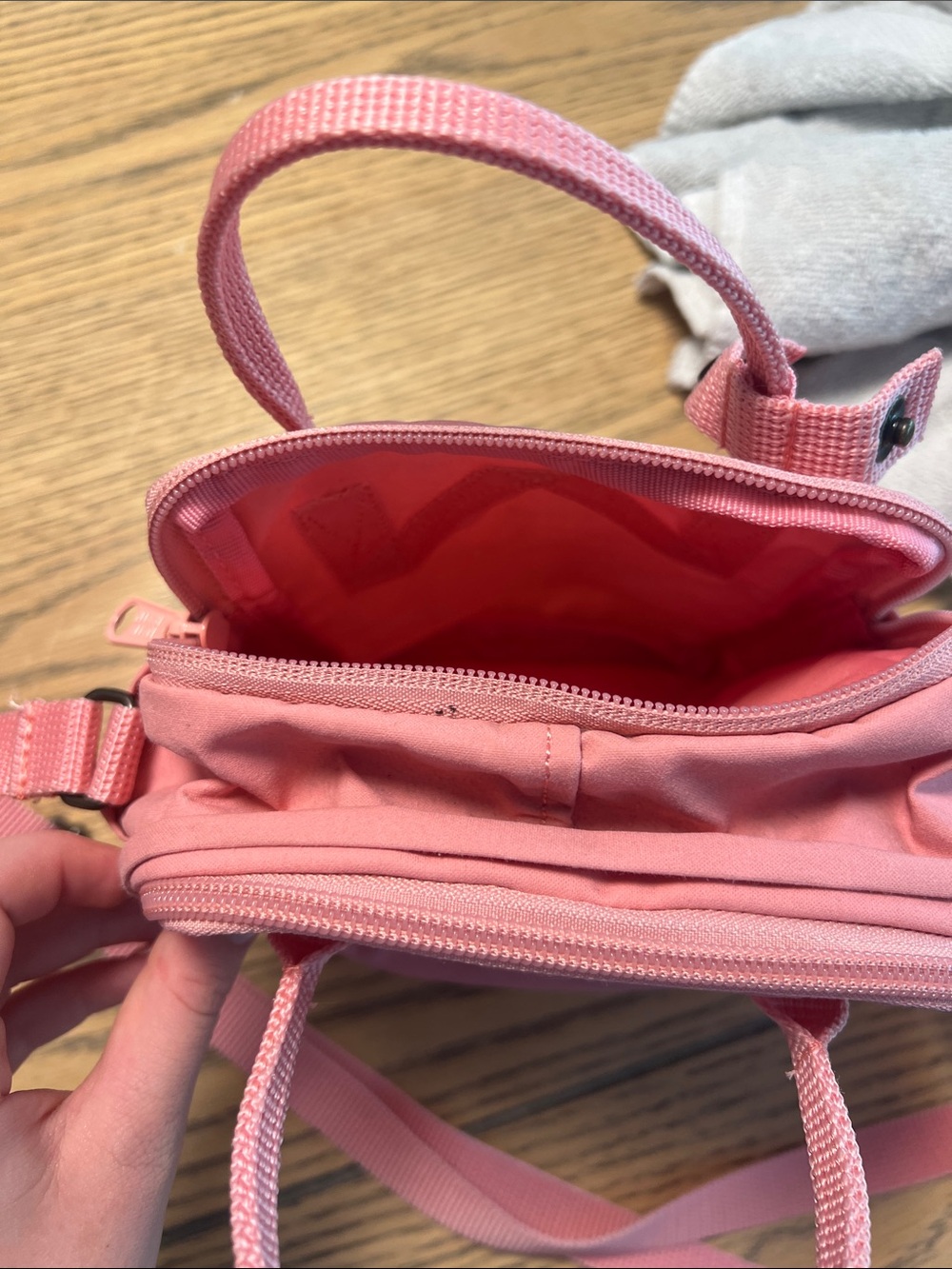 Kånken Mini Sling Bag - Dusty Pink - Picture 4 of 5